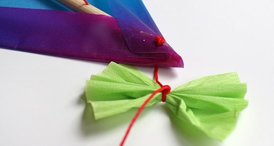 Drachen basteln mit Papier und Schnur